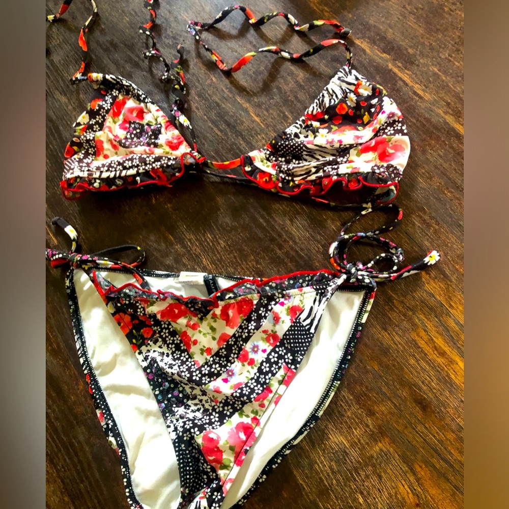 Rampage  bikini sz lg . used in great shape . black , coral, white blue floral .